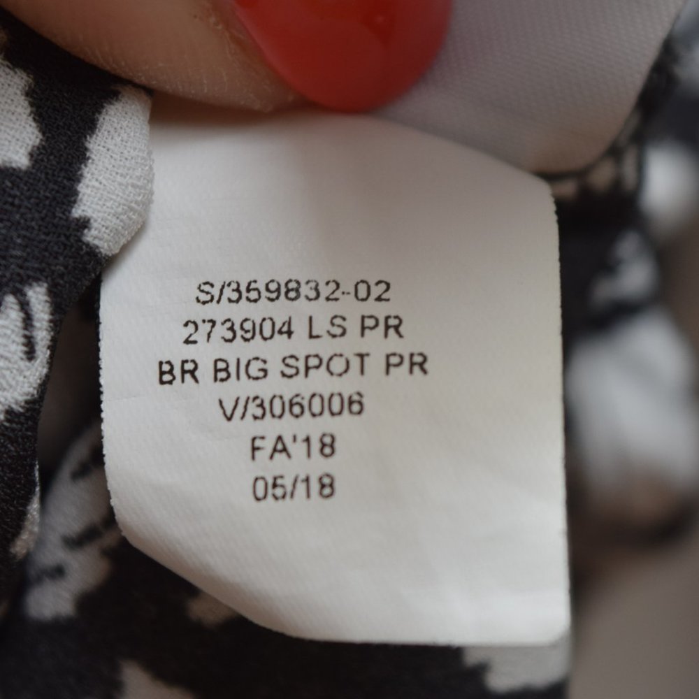 Banana Republic Classic Fit Button-Down in Women's M - Picture 9 of 11